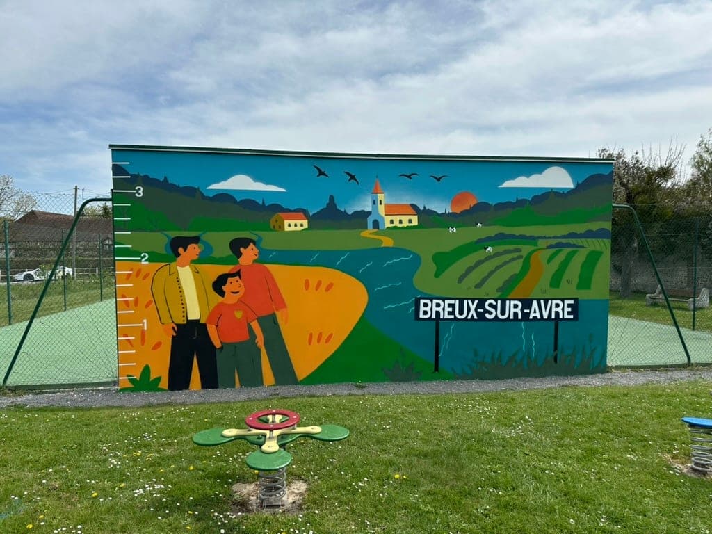 Fresque murale peinte sur le mur du terrain de tennis de Breux-sur-Avre